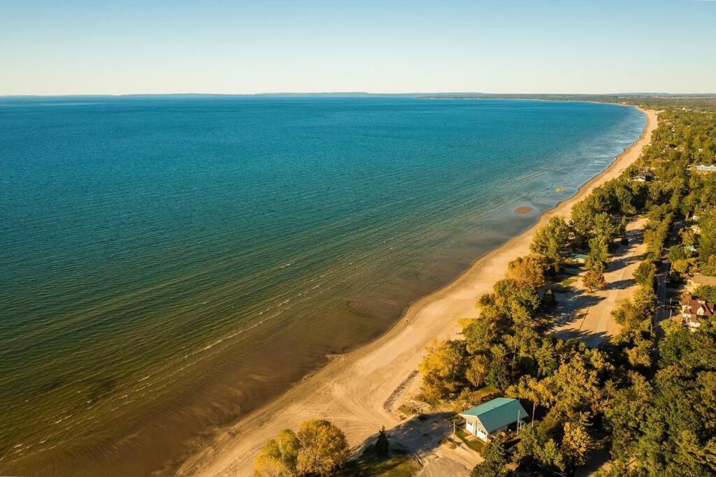 Charming Riverside Cottage, Walk To Beach Wasaga Beach Exterior foto