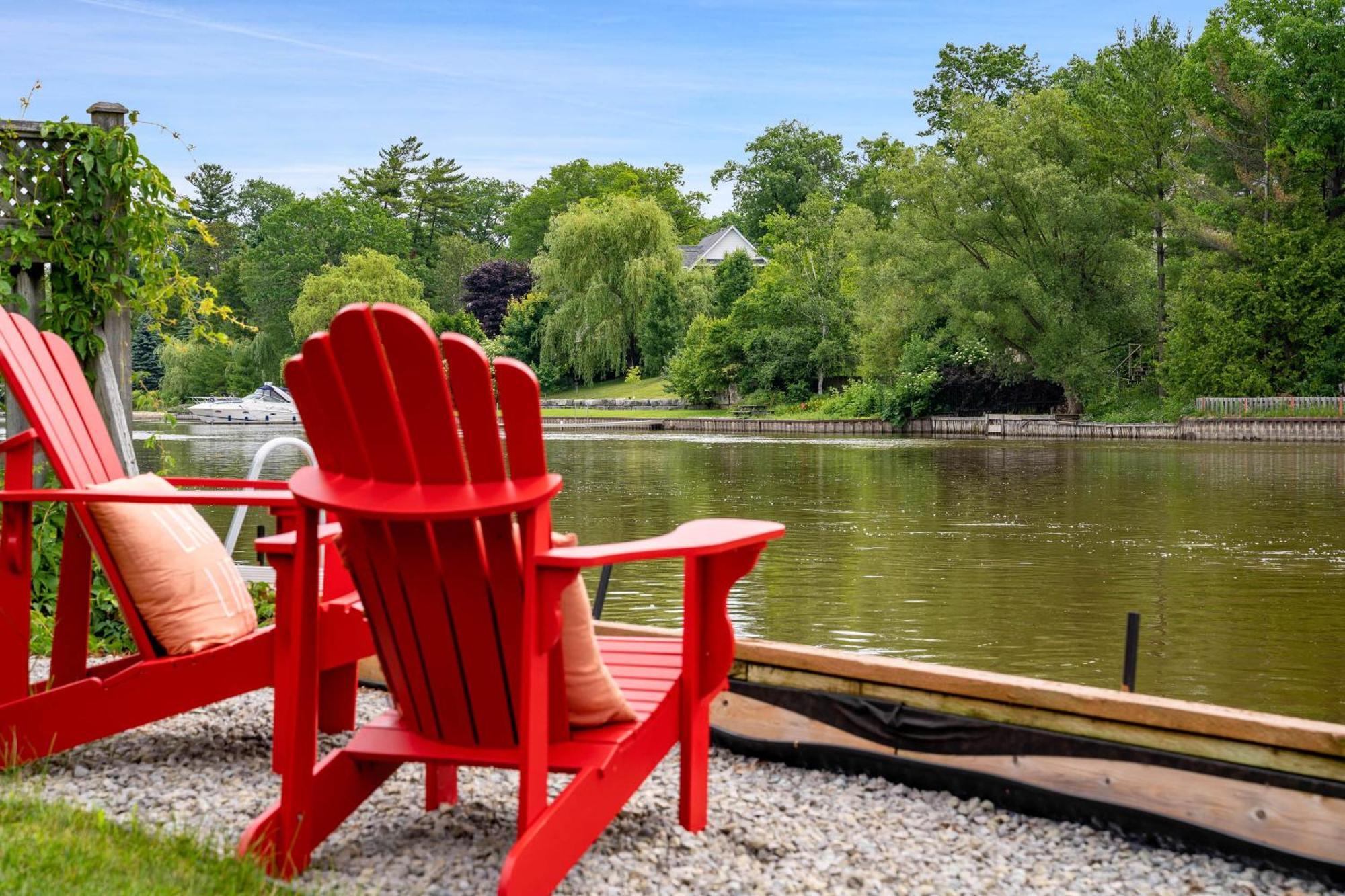 Charming Riverside Cottage, Walk To Beach Wasaga Beach Exterior foto